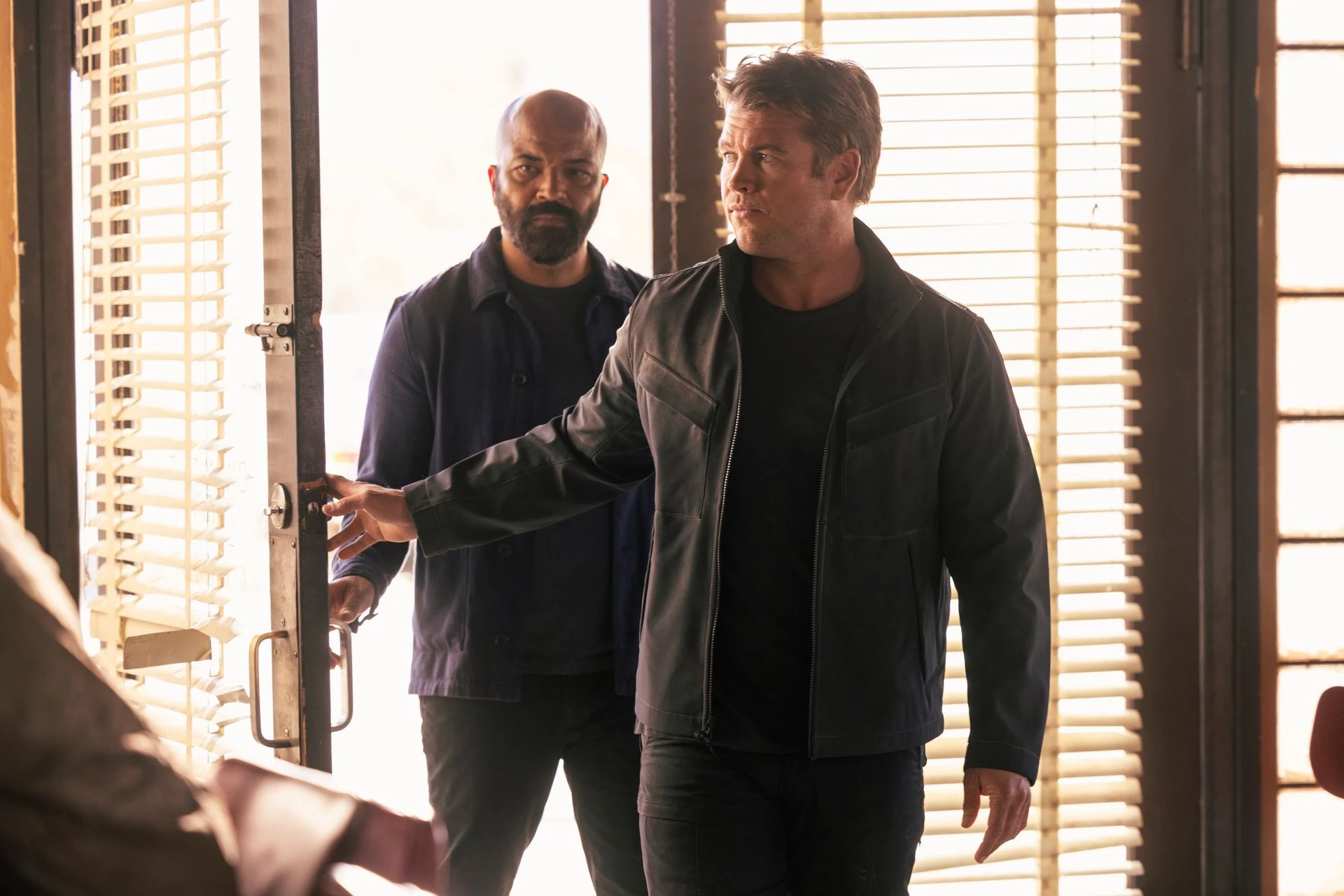 Bernard (Jeffrey Wright) et Stubbs (Luke Hemsworth)
