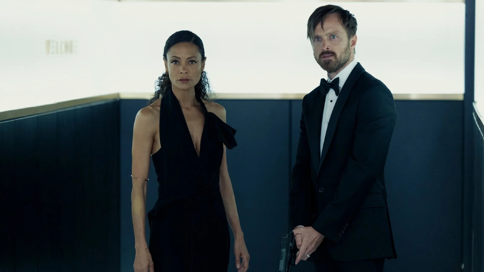 Maeve (Thandiwe Newton) et Caleb (Aaron Paul) 